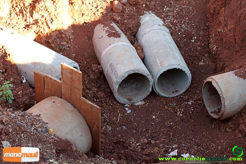 Galerias pluviais sendo instaladas
